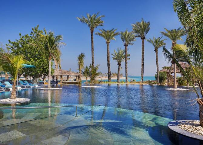 Pool Anantara World Islands Dubai Resort
